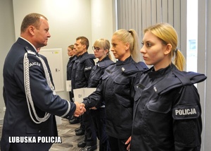 Komendant Wojewódzki Policji w Gorzowie Wielkopolskim gratuluje nowo przyjętej policjantce.