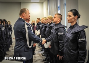 Komendant Wojewódzki Policji w Gorzowie Wielkopolskim gratuluje nowo przyjętemu policjantowi.