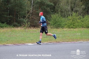 Policjant biegnie w zawodach na Tor Poznań