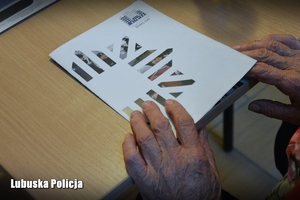 Kobieta z teczką z materiałami promocyjnymi