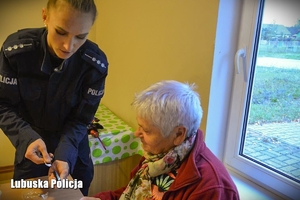 Policjantka w rozmowie z seniorką