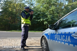 policjant kontroluje prędkość