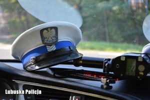 policyjna czapka i urządzenie kontrolne