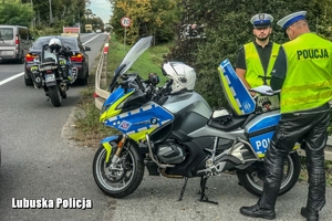 policjanci stoją przy motocyklach