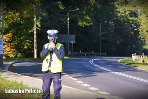 policjant kontroluję prędkość pojazdów