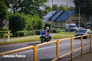 Policyjny motocykl w ruch z włączonymi światłami błyskowymi