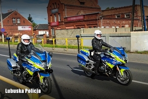 Policjanci na nowoczesnych motocyklach w ruchu