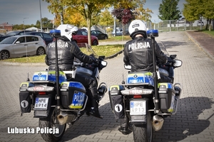 Policjanci na nowoczesnych motocyklach