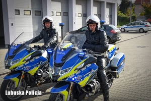 Policjanci na nowoczesnych motocyklach