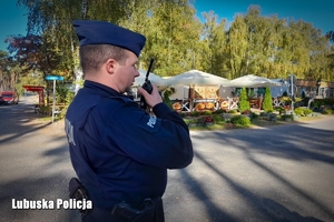 Policjant koordynuje działania przez radiotelefon