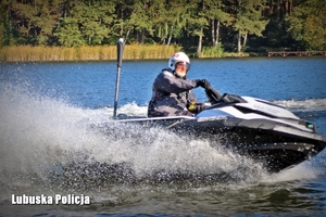 Ratownik patroluje jezioro na skuterze wodnym