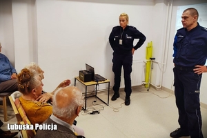 Policjantka i policjant w rozmowie z seniorami