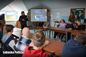 Policjantka rozmawia z młodzieżą