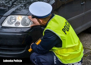 Policjant sprawdza światła