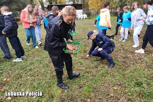 mundurowi, wolontariusze i dzieci sadzą kwiaty