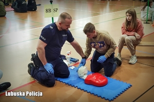 Policjant pokazuje młodzieży jak przeprowadzać resuscytacje
