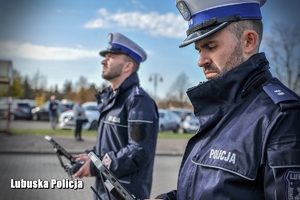 Policjanci ruchu drogowego obsługujący drona