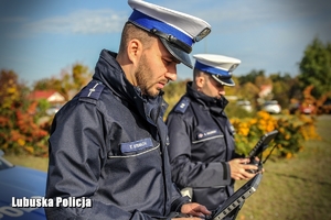 Policjanci obsługujący drona