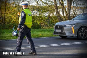 policjant zatrzymuje pojazd do kontroli drogowej
