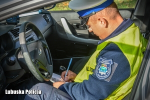 policjant kontroluje dokumenty