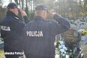 policjanci oddają honor zmarłemu koledze