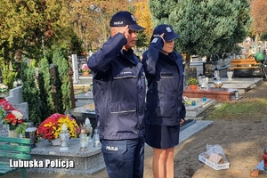 policjanci oddają honor zmarłemu koledze