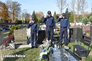 policjanci odwiedzili groby zmarłych kolegów