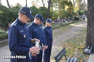 policjanci odwiedzili groby zmarłych kolegów