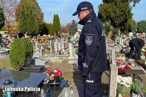 policjant odwiedził grób zmarłego kolegi