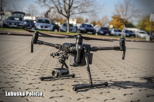 dron stoi na drodze