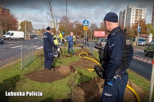 Policjanci uczestniczą w akcji sadzenia drzew