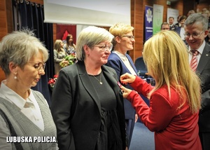 II Wicewojewoda Lubuski przypina medal kobiecie.