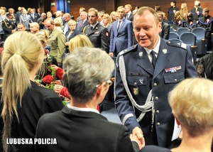 Nadinspektor Jarosław Pasterski składa gratulacje pracownikowi Policji.