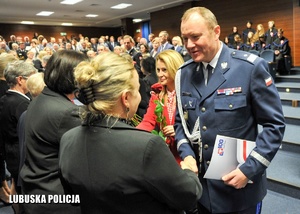 Nadinspektor Jarosław Pasterski składa gratulacje pracownikowi Policji.