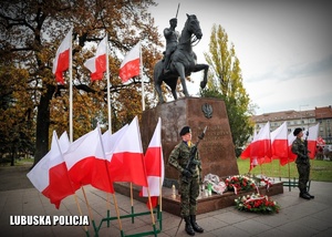 Posterunek honorowy żołnierzy przy pomniku Marszałka Józefa Piłsudskiego.