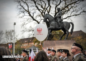 Uroczystości niepodległościowe przed pomnikiem Marszałka Józefa Piłsudskiego. Na pierwszy planie biały balon z napisem Polska.