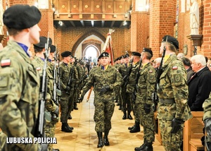 Kompania honorowa żołnierzy wchodzi do kościoła.