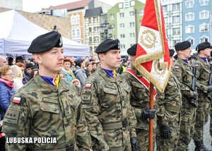Kompania honorowa żołnierzy w czasie uroczystości niepodległościowych.