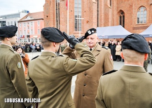 Żołnierze oddają honor na uroczystościach niepodległościowych.