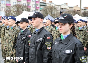Kadeci klas mundurowych stojący w szeregu.