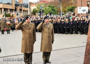 Żołnierze oddają honor na uroczystościach niepodległościowych.