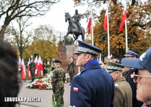 Komendant Wojewódzki Policji na uroczystościach niepodległościowych.