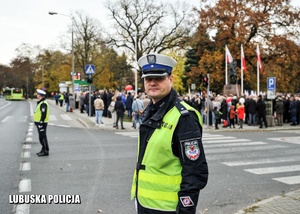 Policjant drogówki podczas zabezpieczenia na uroczystościach niepodległościowych.