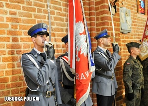 Poczet sztandarowy Lubuskiej Policji w kościele.
