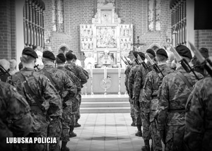 Kompania honorowa żołnierzy w kościele - zdjęcie czarno - białe.