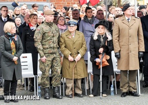 Żołnierzy i inni uczestnicy uroczystości niepodległościowych.