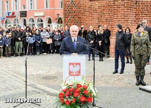 Wojewoda Lubuski podczas przemówienia na uroczystościach niepodległościowych.