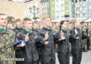 Kadeci klas mundurowych na uroczystościach niepodległościowych.