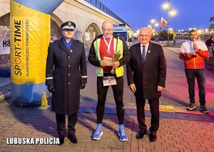 Komendant Wojewódzki Policji, Wojewoda Lubuski oraz uczestnik biegu.
