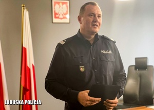 Komendant Wojewódzki Policji w swoim gabinecie.